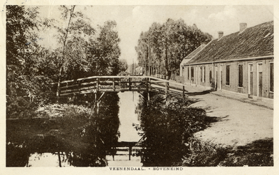 14669 Gezicht op de Grift en de voorgevels van een blok huizen aan het Boveneind te Veenendaal.